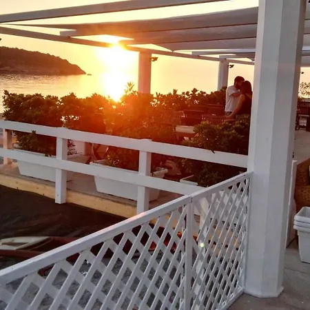 לינה וארוחת בוקר Rosanna 3*